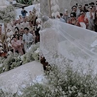 Pelantun Sunny itu juga menambah veil atau penutup kepala menjuntai yang memberi kesan romantis.Sebuah video menunjukkan bagaimana Bunga berjalan menuruni tangga sebelum bertemu dengan para tamu undangan dan suaminya saat akad nikah. Ketika itu, Bunga tampak dibantu oleh adik dari mendiang suami pertamanya, Aishah Sinclair. Foto: Instagram @itsmebcl