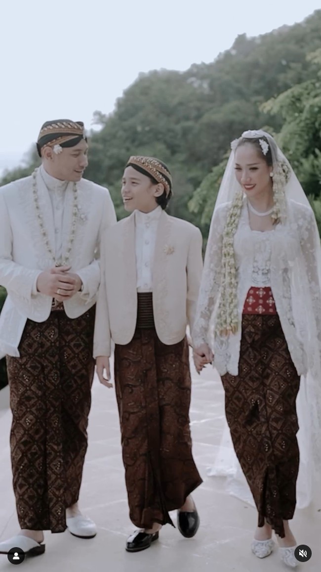 Begini potret keluarga baru BCL bersama suami dan putranya, Noah. Foto: Instagram @itsmebcl