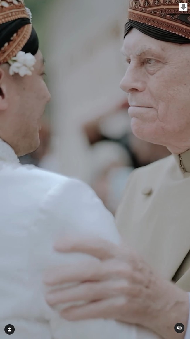 Tak hanya adik ipar, pernikahan BCL dan Tiko pun dihadiri orang tua dari Ashraf Sinclair dari Malaysia. Di momen tersebut, wanita yang akrab disapa Unge juga suaminya itu pun meminta restu dari mereka. Foto: Instagram @itsmebcl