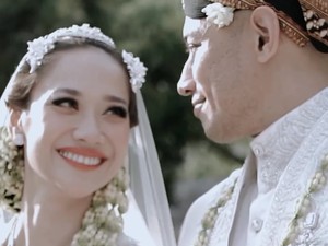 Cantiknya BCL Padukan Kebaya Jawa dan Veil Saat Dinikahi Tiko Aryawadhana
