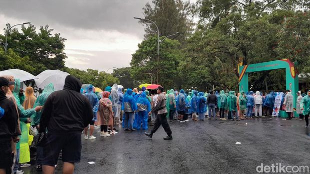 Antrean penonton final Piala Dunia U-17 di tengah guyuran hujan.