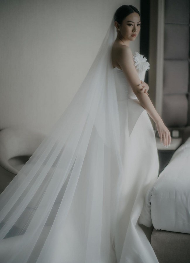 Aksen peplum di bagian pinggang menambah keanggunan dan kecantikan pada keseluruhan. Foto: Instagram/@shanju @elsiechrysila