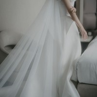 Aksen peplum di bagian pinggang menambah keanggunan dan kecantikan pada keseluruhan. Foto: Instagram/@shanju @elsiechrysila