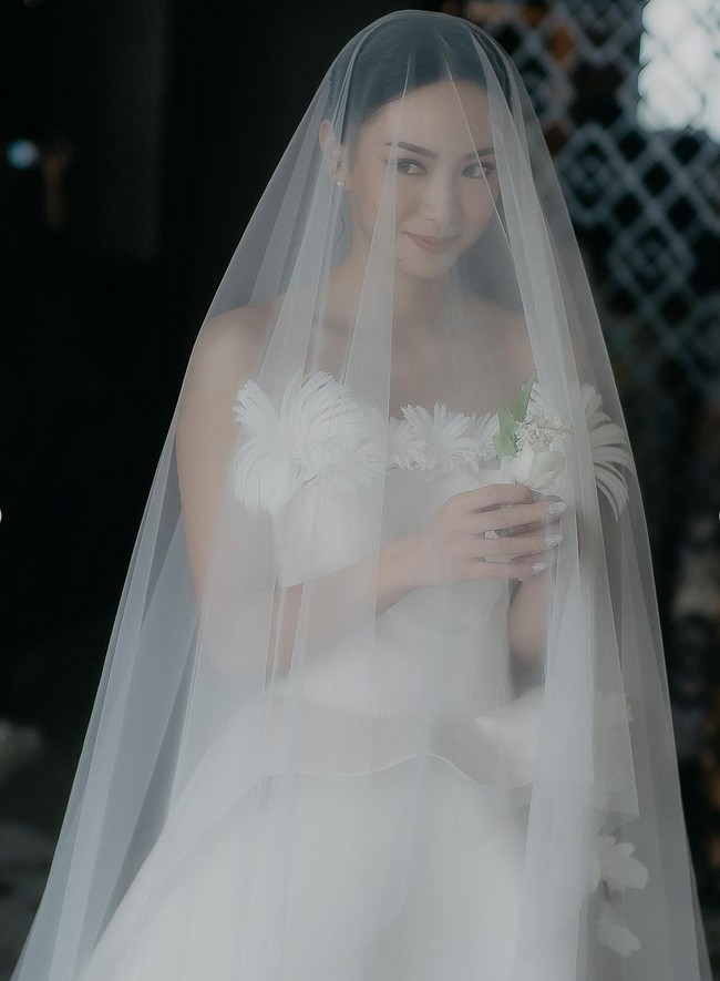 Gaun dipercantik instalasi seni bentuk bunga di bagian dada dan pinggang. Elsie Chrysila menjelaskan bahwa detail bunga tersebut merupakan elemen utama yang selaras dengan kepribadian Shanju yang ceria. Foto: Instagram/@shanju @elsiechrysila