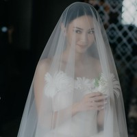 Gaun dipercantik instalasi seni bentuk bunga di bagian dada dan pinggang. Elsie Chrysila menjelaskan bahwa detail bunga tersebut merupakan elemen utama yang selaras dengan kepribadian Shanju yang ceria. Foto: Instagram/@shanju @elsiechrysila