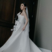 Gaun dengan ekor panjang menyapu lantai ini merupakan rancangan Elsie Chrysila Atelier. Mengusung konsep minimalis dan tak lekang waktu, gaun dirancang dengan siluet klasik A-line dengan sentuhan feminin. Foto: Instagram/@shanju @elsiechrysila