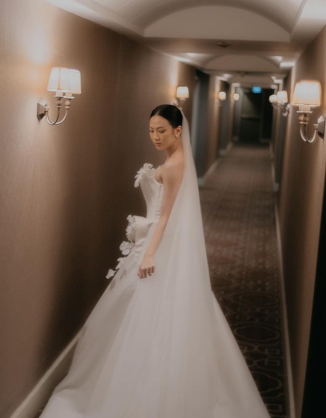 Shania Junianatha alias Shanju menikah dengan Jonatan Christie pada Jumat (1/12/2023). Gaun putih model ballgown menjadi pilihan busana pengantin saat pemberkatan di Gereja Katedral, Jakarta Pusat.  Foto: Instagram/@shanju @elsiechrysila