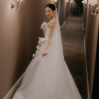 Shania Junianatha alias Shanju menikah dengan Jonatan Christie pada Jumat (1/12/2023). Gaun putih model ballgown menjadi pilihan busana pengantin saat pemberkatan di Gereja Katedral, Jakarta Pusat.  Foto: Instagram/@shanju @elsiechrysila