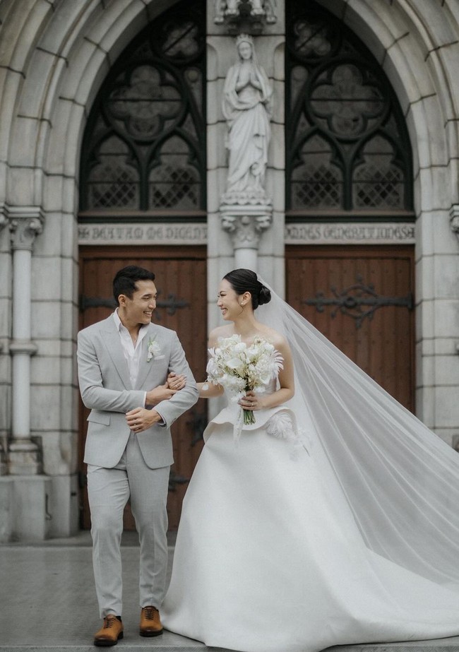 Jonatan memilih gaya semi-formal yang lebih modern dan relaks tanpa memakai dasi. Sepatu pantofel digantikan dengan sepatu oxford warna camel. Foto: Instagram/@shanju @elsiechrysila