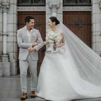 Jonatan memilih gaya semi-formal yang lebih modern dan relaks tanpa memakai dasi. Sepatu pantofel digantikan dengan sepatu oxford warna camel. Foto: Instagram/@shanju @elsiechrysila