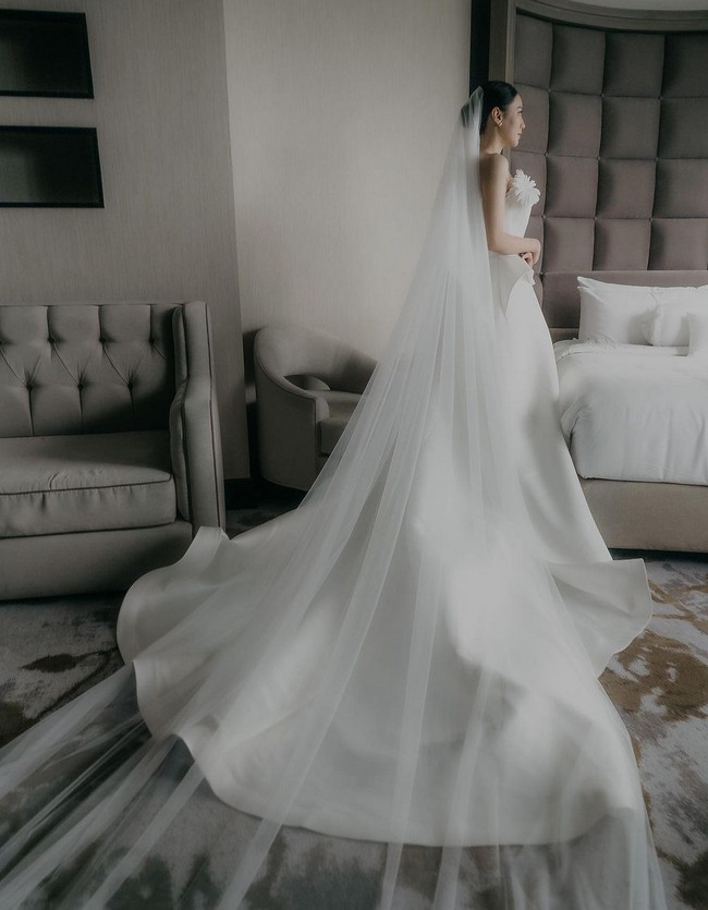 Veil panjang memberi kesan dramatis dan mewah pada penampilan penyanyi berusia 25 tahun ini. Foto: Instagram/@shanju @elsiechrysila