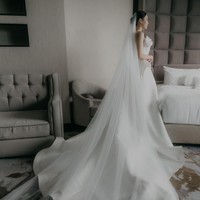 Veil panjang memberi kesan dramatis dan mewah pada penampilan penyanyi berusia 25 tahun ini. Foto: Instagram/@shanju @elsiechrysila