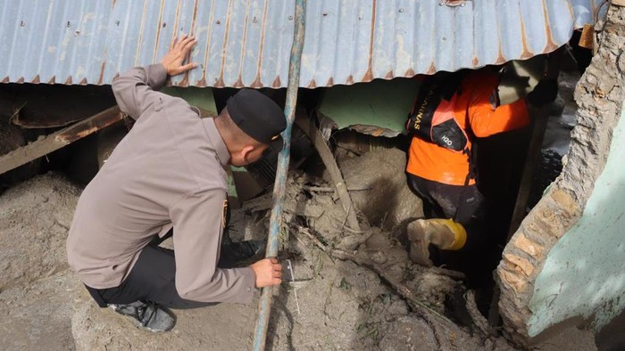 Personel Polda Sumut membantu mengevakuasi korban longsor di Humbahas