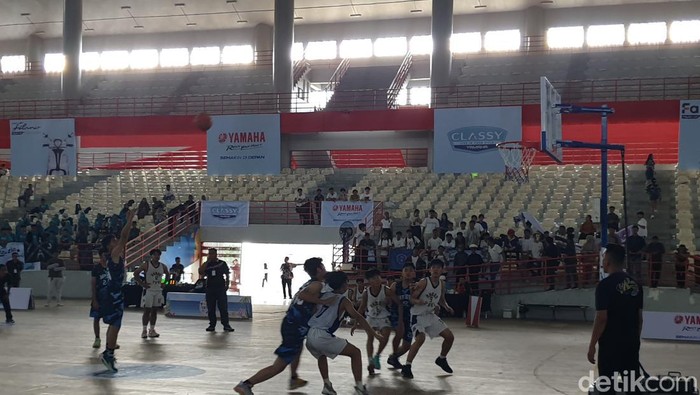 Pertandingan basket antar SMA di Classy Yamaha Youth Festival Kota Medan