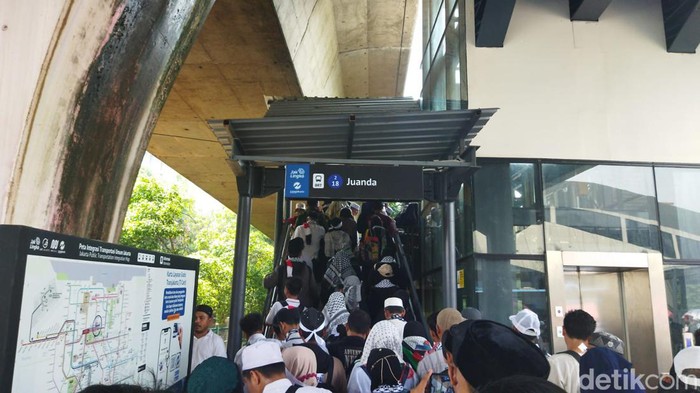 Peserta munajat 212 pulang melalui halte dan stasiun Juanda.