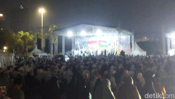 Peserta Munajat 212 salat subuh berjamaah di Monas (Kurniawan Fadilah/detikcom)