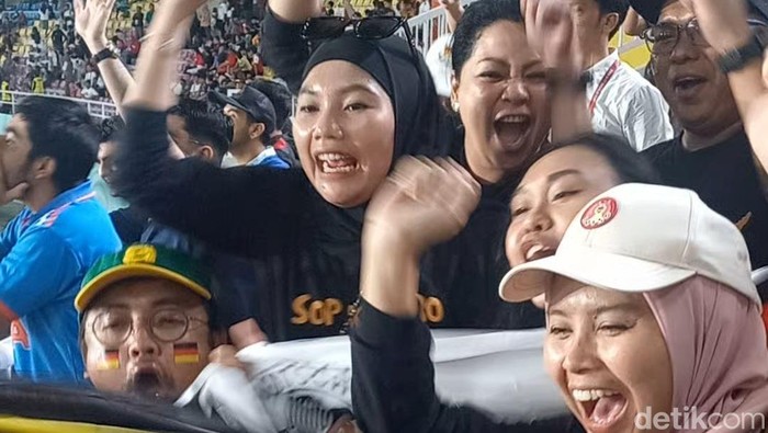 Fans Jerman asal Jakarta saat menyaksikan Final Pildun U-17 2023 Indonesia di Stadion Manahan Solo, Sabtu (2/12/2023).