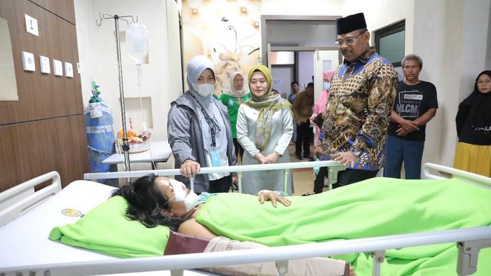 Pj Gubernur Babel jenguk Nurlaela yang dianiaya suami siri hingga buta.