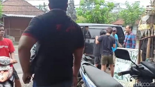 Polisi menangkap empat pemuda yang diduga merusak baliho Ganjar-Mahfud di Jembrana, Bali.