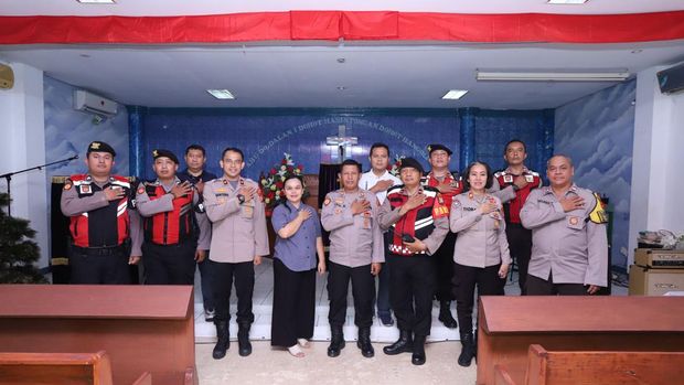 Polsek Mampang Prapatan melakukan patroli dialogis ke gereja-gereja.