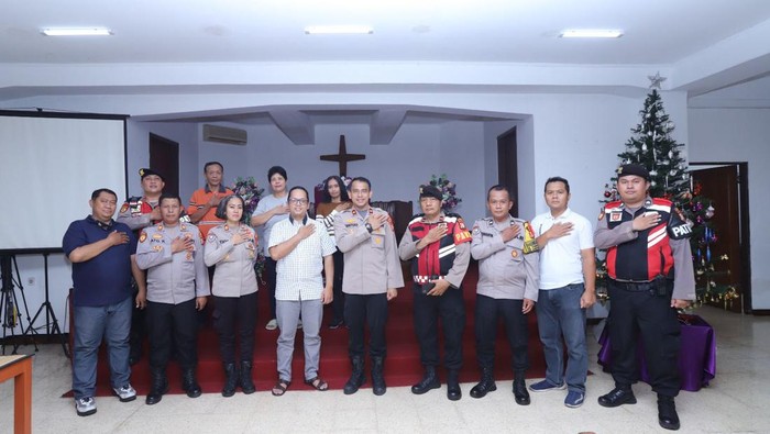 Polsek Mampang Prapatan melakukan patroli dialogis ke gereja-gereja.