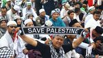 Poster Dukungan untuk Palestina Warnai Munajat Kubro di Monas