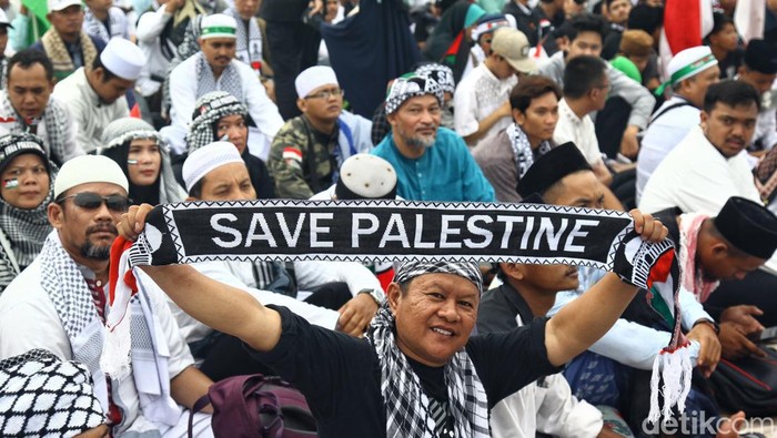 Poster Dukungan untuk Palestina Warnai Munajat Kubro di Monas Aksi Munajat Kubro 212 digelar di Monas. Beragam poster tutur mewarnai aksi tersebut.