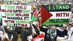 Poster Dukungan untuk Palestina Warnai Munajat Kubro di Monas
