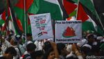Poster Dukungan untuk Palestina Warnai Munajat Kubro di Monas