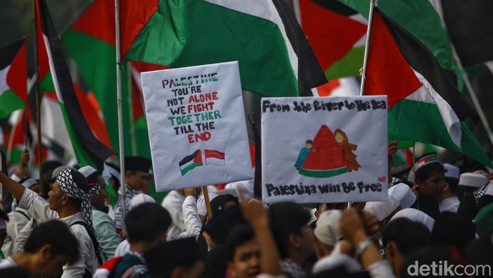Poster Dukungan untuk Palestina Warnai Munajat Kubro di Monas Aksi Munajat Kubro 212 digelar di Monas. Beragam poster tutur mewarnai aksi tersebut.