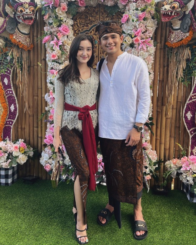 Meski awalnya beda agama, mereka tetap mesra. Namun setelah seiman, apakah ini tanda Ranty Maria dan Rayn Wijaya akan menikah? Foto: Instagram @rantymaria