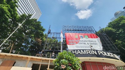 Spanduk Ajakan Pemilu Damai, Aman dan Tertib Mejeng di Bundaran HI