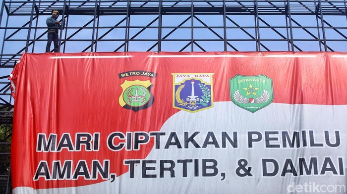 Menjelang pemilu, spanduk-spanduk mulai bertebaran. Salah satunya spanduk ajakan pemilu damai, aman dan tertib.