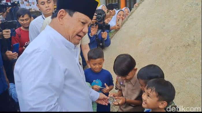 Prabowo Subianto beri emblem Kemhan ke para santri di Tasikmalaya (Firda/detikcom)