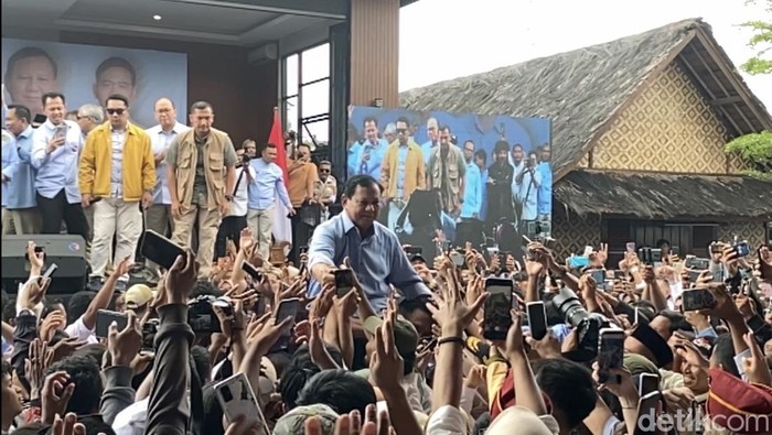 Prabowo Subianto salami pendukung di Tasikmalaya sambil digendong.