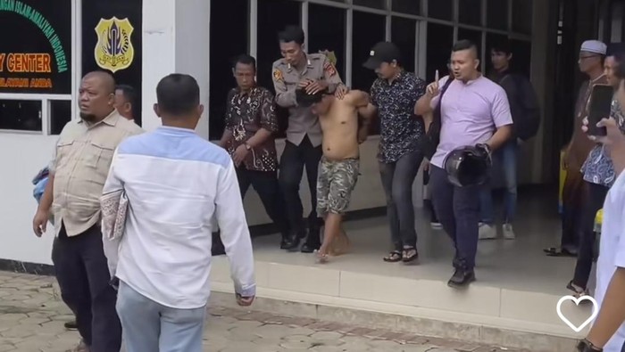 Pria digelandang polisi usai curi helm di Universitas Djuanda, Ciawi, Kabupaten Bogor (screenshot video viral)