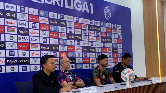 Pelatih PSS Sleman Risto Vidakovic dan Anthony Pinthus saat sesi jumpa pers di Stadion Jatidiri, Semarang, Sabtu (2/12/2023).