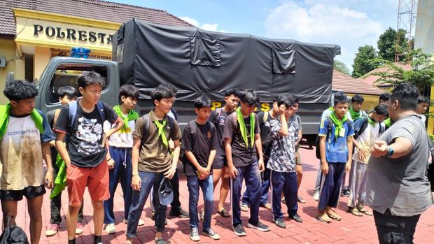 Puluhan pelajar SMA bersama dengan polisi kompak membersihkan saluran air hingga puing-puing di wilayah yang terdampak bencana longsor. (dok Ist)