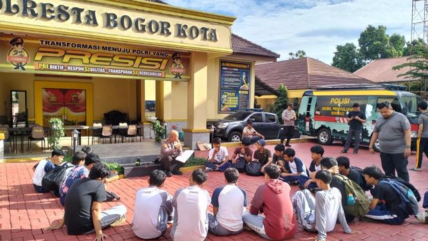 Puluhan pelajar SMA bersama dengan polisi kompak membersihkan saluran air hingga puing-puing di wilayah yang terdampak bencana longsor. (dok Ist)