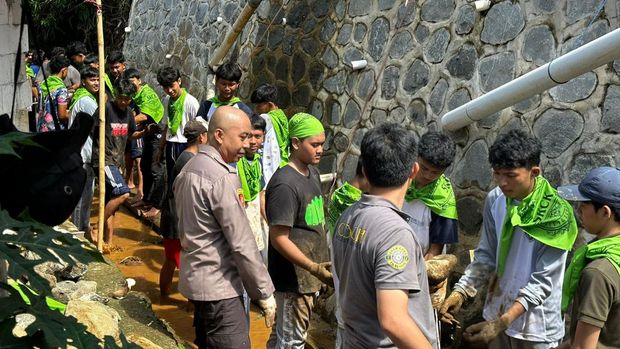 Puluhan pelajar SMA bersama dengan polisi kompak membersihkan saluran air hingga puing-puing di wilayah yang terdampak bencana longsor. (dok Ist)