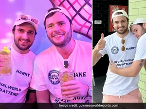 Pecahkan Rekor Dunia, Dua Pria Ini Pergi ke 99 Bar dalam Sehari!