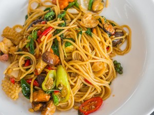 Resep Spaghetti Tumis Seafood dan Cabe yang Pedas Menyengat untuk Makan Malam
