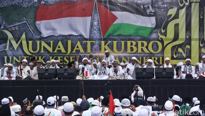 Persaudaraan Alumni (PA) 212 menggelar Munajat Kubro 212 di Monas, Jakarta Pusat. Orasi dari para kiai, habaib maupun ulama masih terus dilakukan di atas panggung utama.