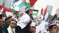Anak kecil memegang bendera Palestina saat aksi Munajat Kubro 212.