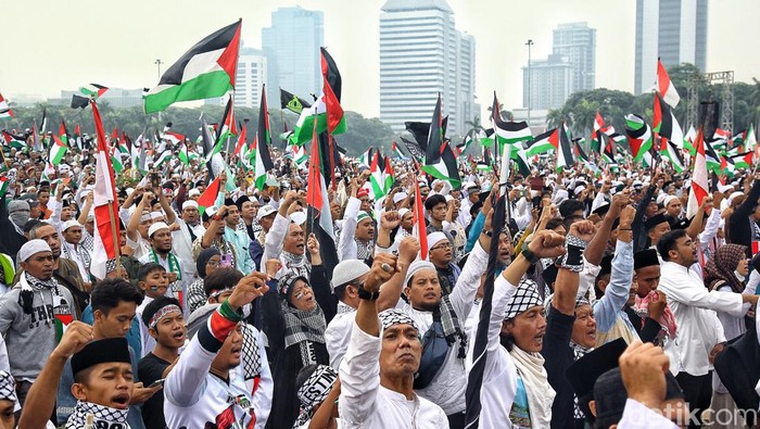 Ribuan Warga Gelar Aksi Munajat Kubro 212 di Monas Persaudaraan Alumni (PA) 212 menggelar Munajat Kubro 212 di Monas, Jakarta Pusat. Orasi dari para kiai, habaib maupun ulama masih terus dilakukan di atas panggung utama.
