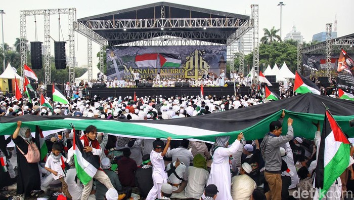 Persaudaraan Alumni (PA) 212 menggelar Munajat Kubro 212 di Monas, Jakarta Pusat. Orasi dari para kiai, habaib maupun ulama masih terus dilakukan di atas panggung utama.