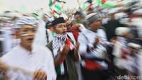 Seperti diketahui, peserta sudah mulai berdatangan sejak pukul 03.00 WIB dini hari tadi. Mereka lebih dulu melakukan salat tahajud dan juga salat subuh berjamaah di lapangan silang barat Monas.