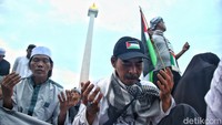 Tampak para warga berdoa di halaman Monumen Nasional.