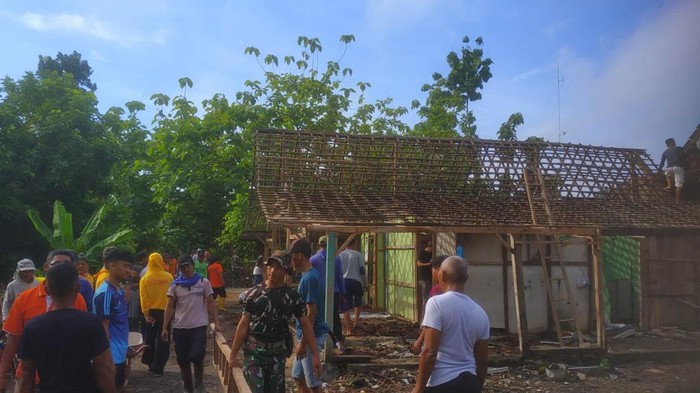 rumah di ngawi tersambar petir