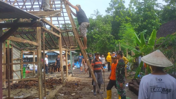 rumah di ngawi tersambar petir